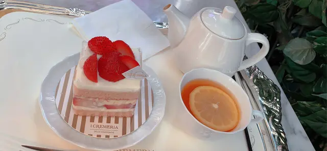 草莓蛋糕配紅茶