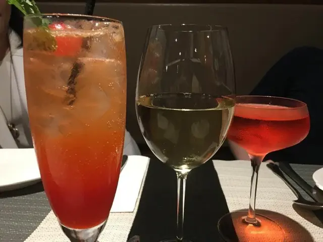 圖左到右： Tropical Punch, Cornerstone Sauvignon Blanc, Cosmopolitan Cocktail🍹🥂🍷