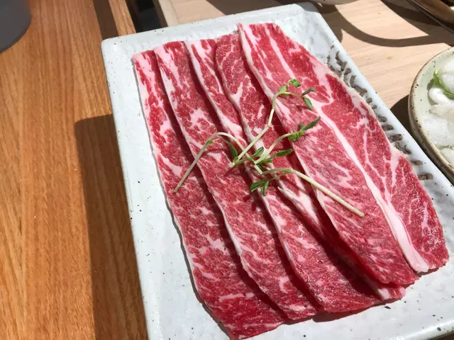 安格斯牛是英國古老的品質肉，油花分佈均勻兼細膩，即油脂和瘦肉之間相互交織，使得肉鮮嫩多汁，並非市面上的薄肥牛可比。