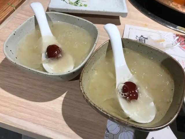 理應一開始送上，但侍應好像沉迷，要一追再追，才能夠品嚐暖胃養生、清潤甜味的紅棗銀耳羹