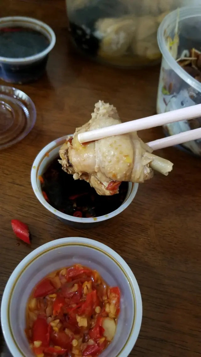 用指天椒豉油+蒜油辣椒點雞肉，好正😍👍