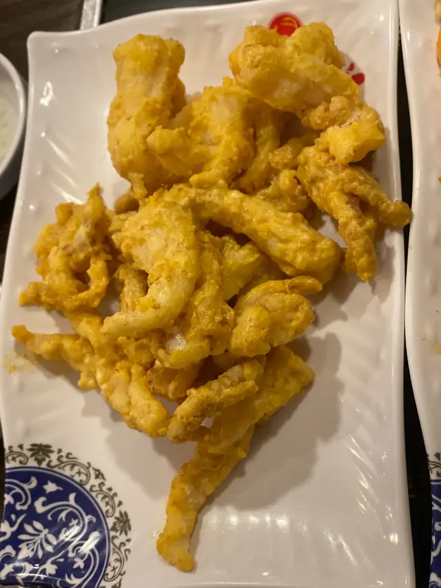 應該是用蛋黃麵粉包住魷魚鮮榨的, 所以除咗 食到魷魚的大口之外,也吃到濃濃的蛋黃香味