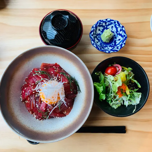 吞拿魚醬油漬丼