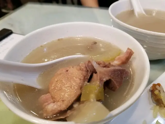今餐最精華嘅地方,係呢兩碗免費送上嘅,排骨老火湯, 豬骨大大件,好新鮮, 原汁原味材料豐富, 值得推介~