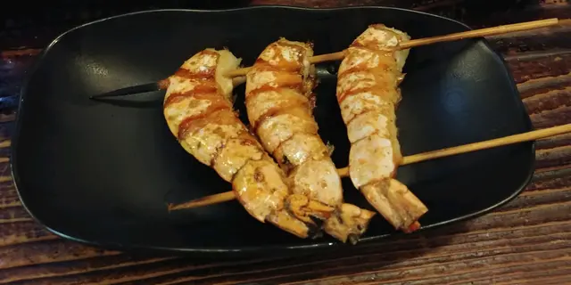 用上鮮蝦燒，蝦肉結實爽脆。ㄧ款要連蝦殼都食埋菜式。