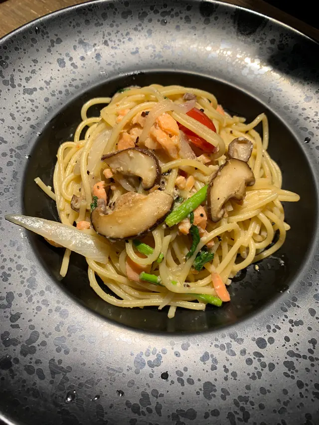 蒜香煙三文魚意粉