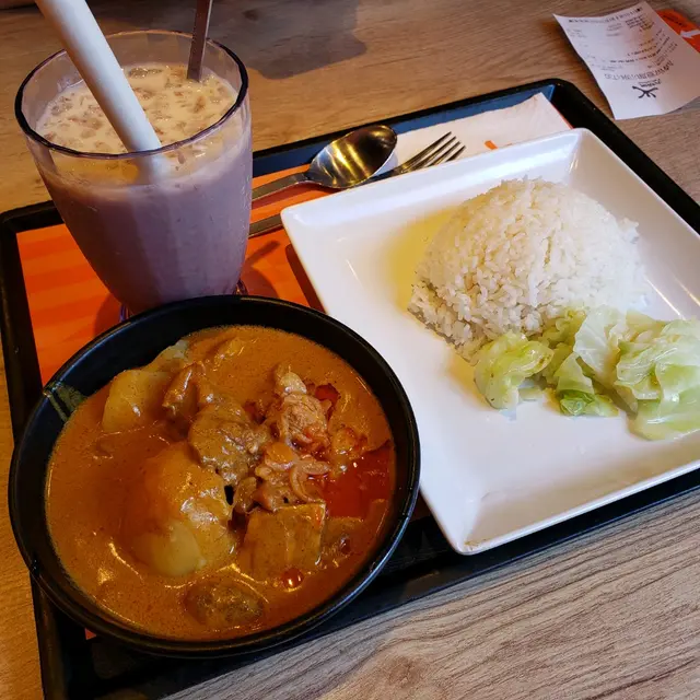 咖哩牛腩飯加配紅豆冰