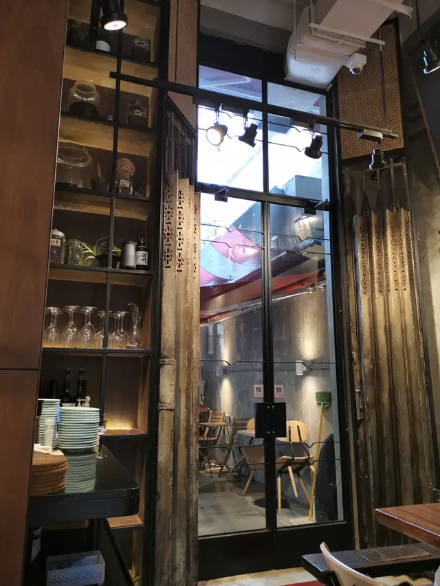 原本藥行的後庭亦闢作室外露天座位