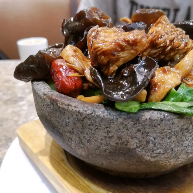 金針雲耳蒸猴頭菇石鍋飯