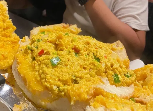 侍應姐姐嚟到台前，將巨大嘅麵包逐段切開，原來裏面係咖喱混合嘅蟹肉，配合焗到香脆嘅麵包真係第一次食。

