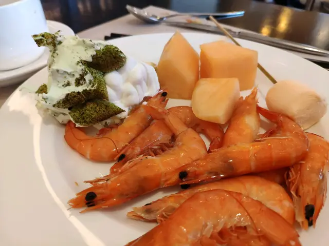 拿凍蝦及水果後「撲」回來的榴槤立體蛋糕