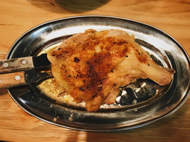 雞腿肉質嫩滑，雞皮燒得香脆，而且皮外加上七味粉及鹽味，而雞肉鮮嫩