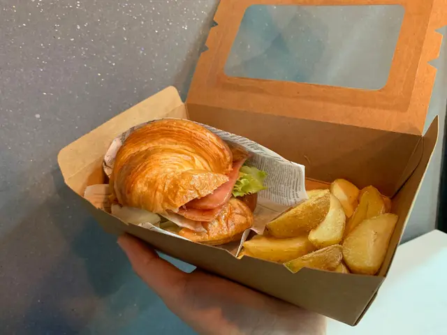 火腿芝牛，跟餐炸薯角