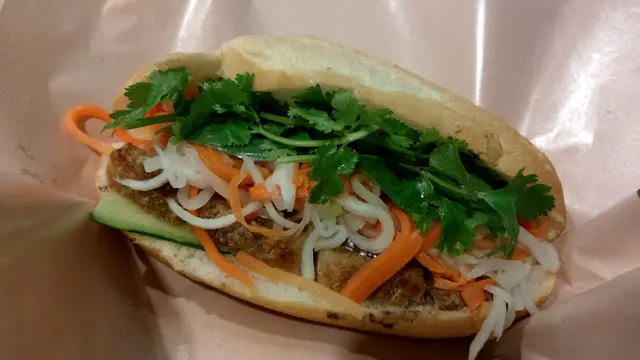 法包外層香脆包身略軟，滿載豐富的餡料！