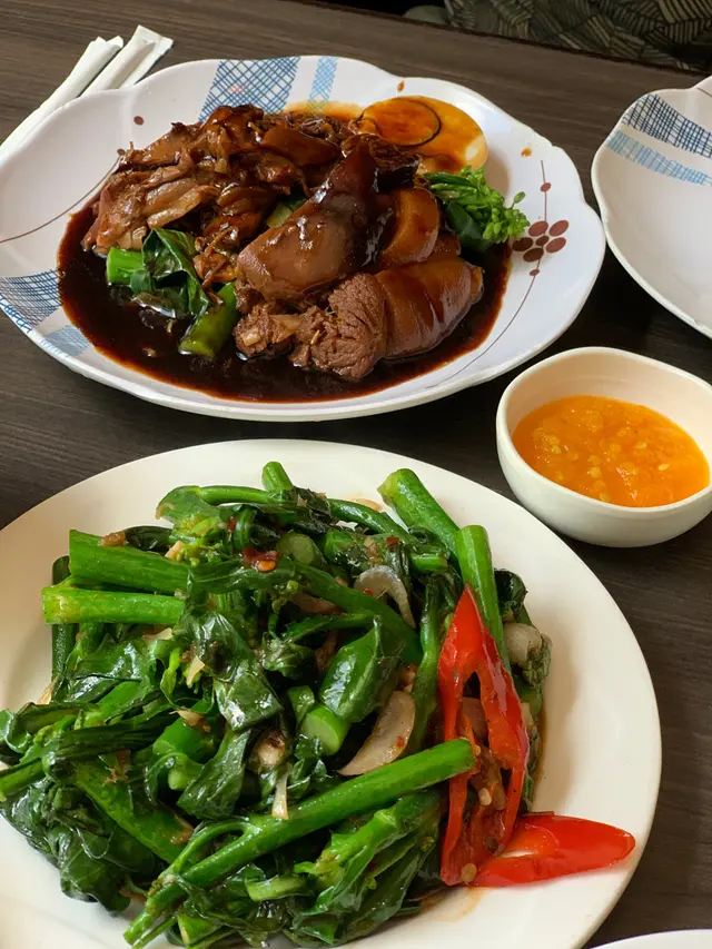 泰式豬手飯,炆得好lum身。泰式炒介蘭,夠入味