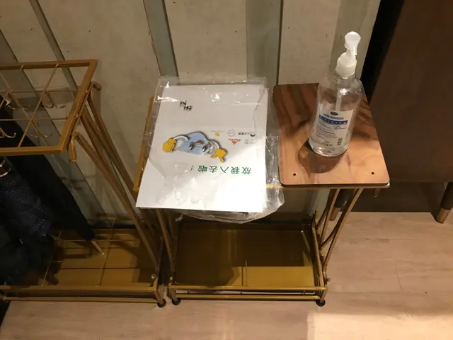 門口設有口罩套及消毒酒精