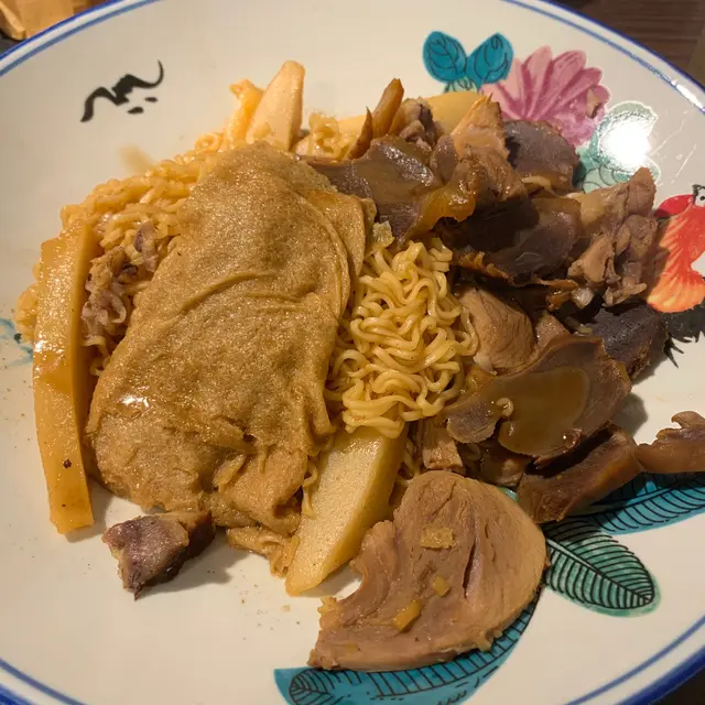 豬腱肉+雞腎+大豆皮+甜不辣+王子麵 (走蔥)
