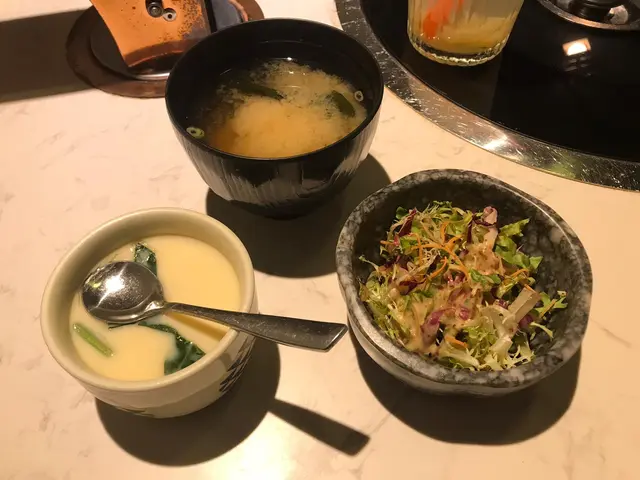 鰻魚定食中包括的沙律、茶碗蒸蛋及麵豉湯