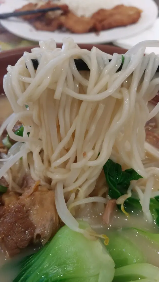 清湯慢煮豬軟骨拉麵配溏心蛋