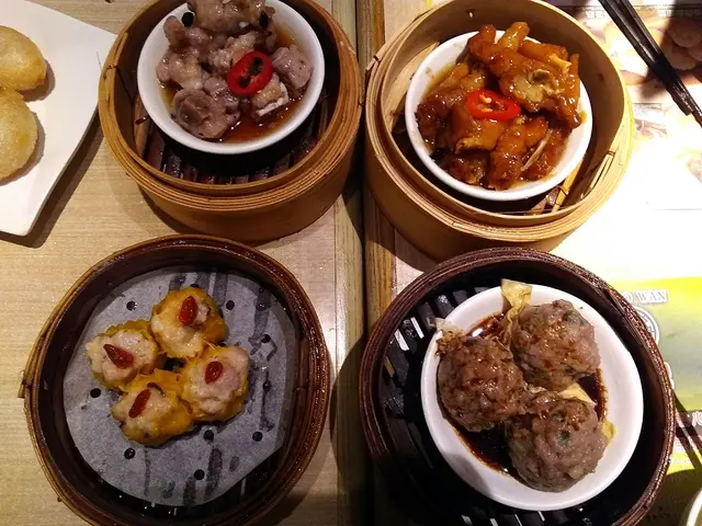 豉汁蒸鳳爪、蜜味叉燒腸、潮州蒸粉果、鮮蝦燒賣王