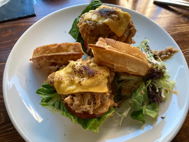 慢煮手撕豬腩窩夫三文治