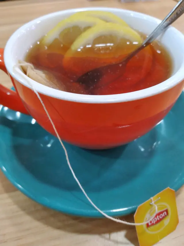 熱檸檬茶(走糖)。不酸不酸，因為檸檬是搾汁用，給主食醮汁嘍！紅茶淨飲。檸檬含豐富維他命C，對皮膚好其一優點。糖呢？大家最好提防和注意一下。據說(健康網資訊)，每天糖份的攝取量不要超過50克，25克是相對可取的份量。Somehow，精製糖一無是處，它只會令你肥肥肥、蛀牙及其他各種壞處，能戒多少就盡量戒多少。