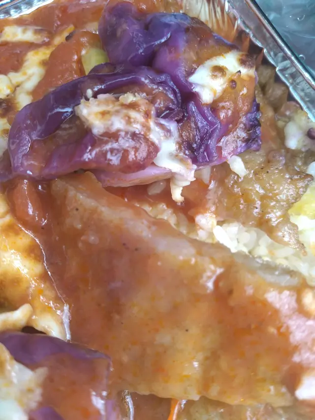 大特寫；內有正菜和鮮番茄，以及圓頭得意的珍珠米