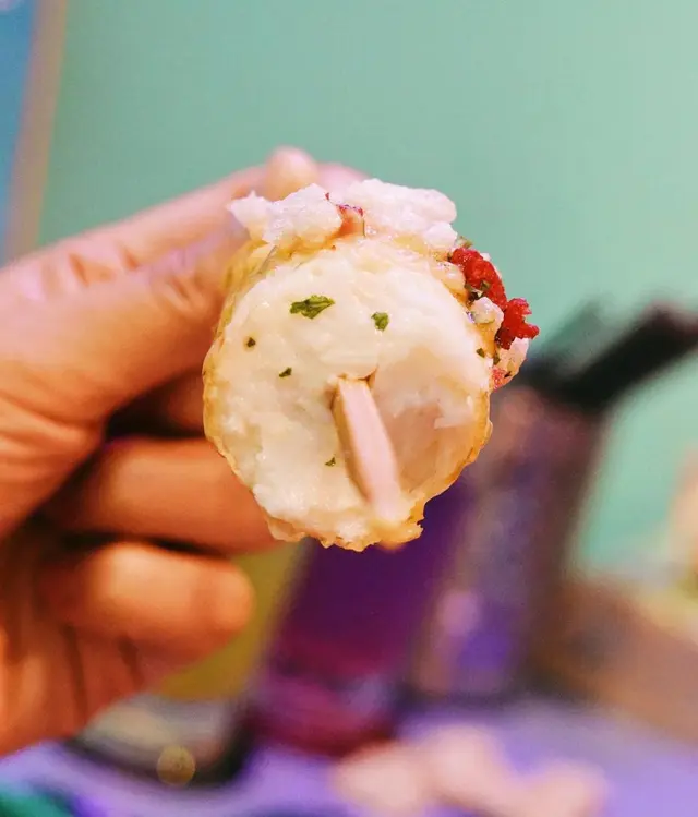 魚狗腸外層係魚粒莎莎及煙肉，好酥脆！