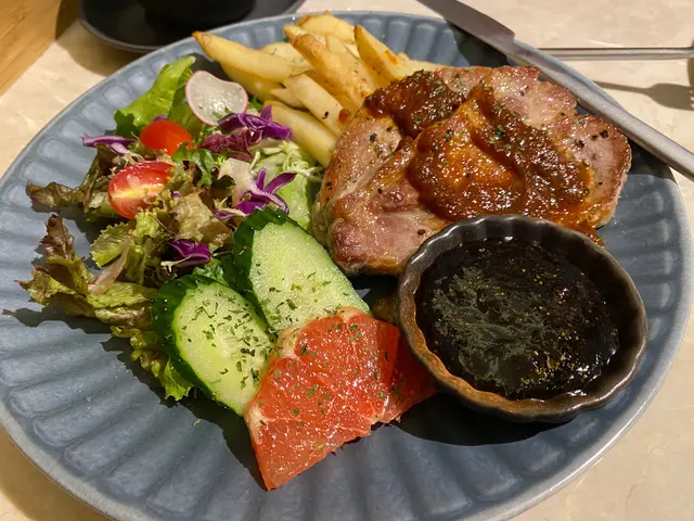 伊比利亞豬肩肉伴野菜沙律、蕃茄蔬菜汁、鼠尾草炸薯條