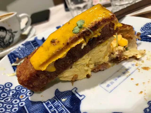 巨·午餐肉芝士雙份滑蛋牛角包