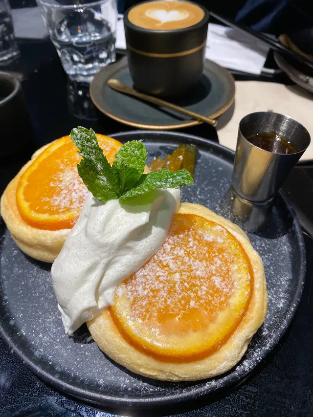 驚喜的橙片糖漬、鬆軟的班戟、略帶橙皮苦澀味的果醬，完美😍