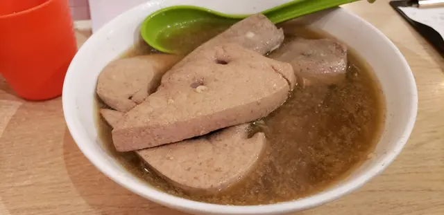 豬潤生麵， 黑棕色嗰啲豬潤放底層! 粉棕色放面!☹