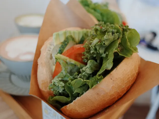 牛油果鷹咀豆Bagel