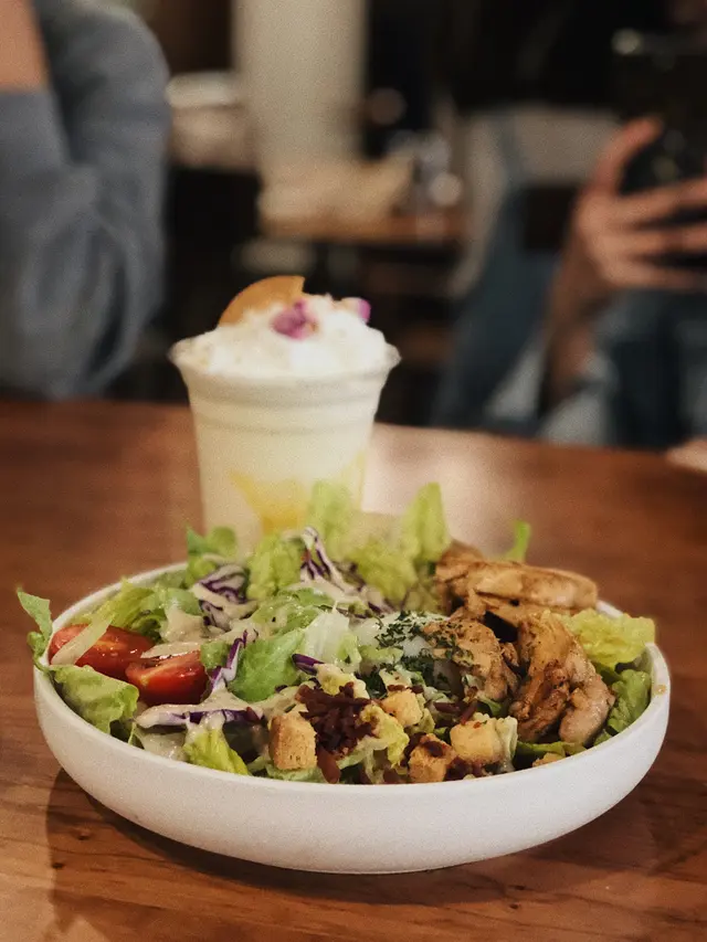 溫泉蛋雞肉凱薩沙拉