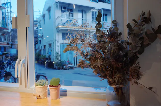 可以坐室外,室內,高枱,近咖啡吧,或者普通大木枱