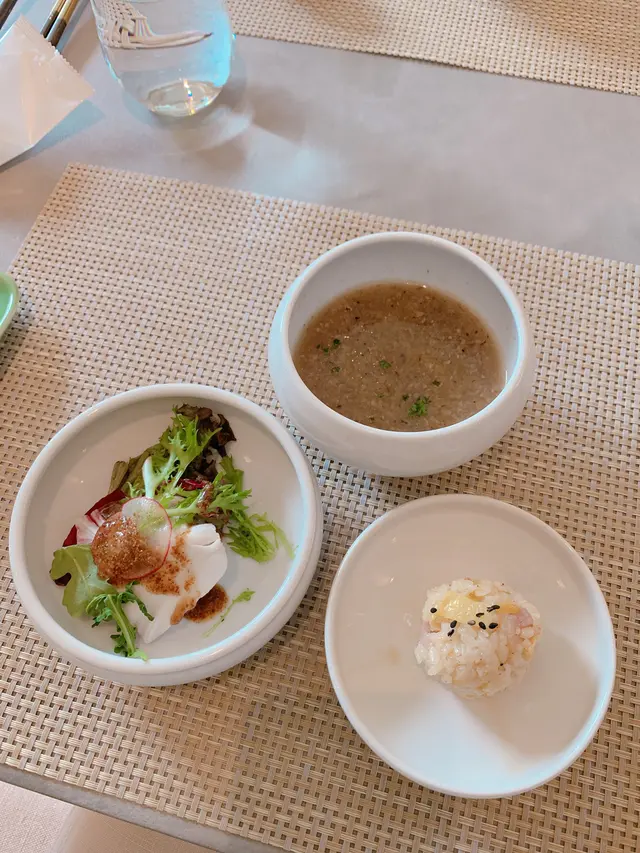 雜菌養生湯，醃菜飯團，雜菜沙律配大醬汁