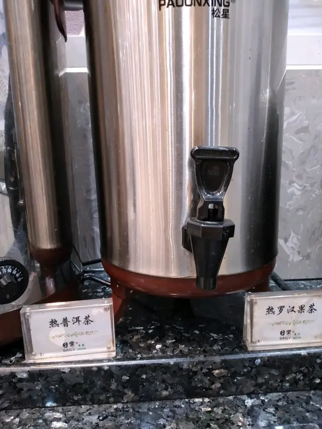 熱普洱茶與熱羅漢果茶