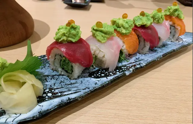 以為彩虹卷係一舊壽司裡面有好多顏色  點知原來有三種唔同魚  份量都幾大