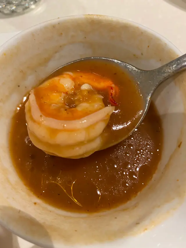 龍蝦湯和普通餐湯分別只是多了隻蝦,這張相片可見湯是非常多油