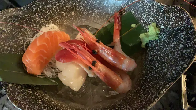 三文魚幾厚切，但唔好味，刺身種類亦都好少