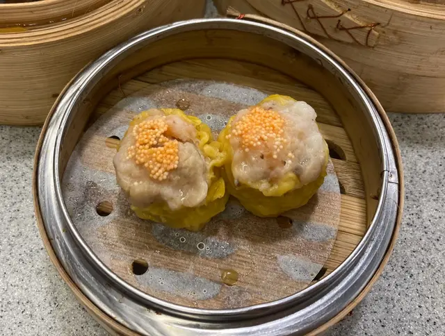 蝦餃皇及蟹籽燒賣皇，兩款點心都好足料，好有高級酒樓入面嘅水準。