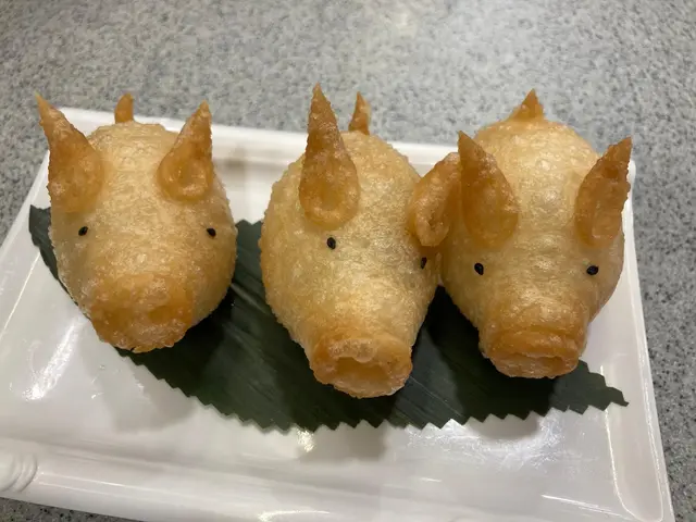 煎炸物就order咗豬仔鹹水角及XO醬蘿蔔糕,呢兩款係我推介,因為鹹水角整到好標緻,真係成隻豬仔樣咁,絕對係打卡之選又唔係好捨得食佢,XO醬蘿蔔糕用咗超香口嘅XO醬同埋爆香咗嘅蝦乾仔炒,鋪滿每粒蘿蔔糕上面,而且佢係切到一粒粒,一啖一粒食好方便