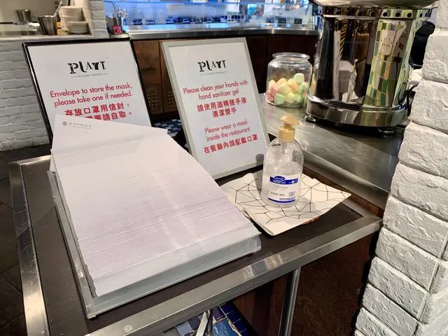 入口有消毒搓手液，有信封方便裝口罩。