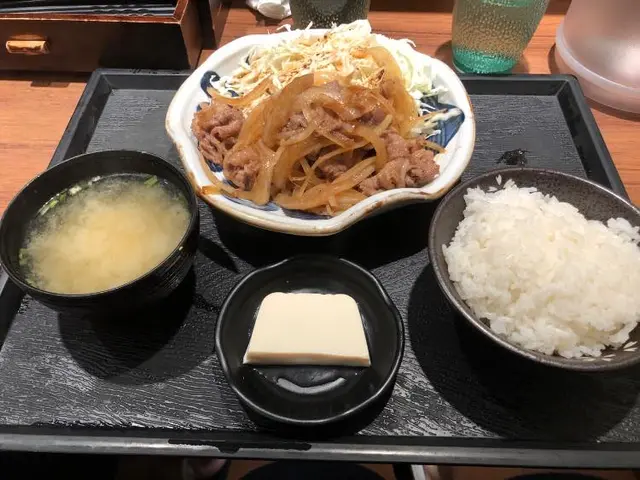 洋蔥炒牛肉定食