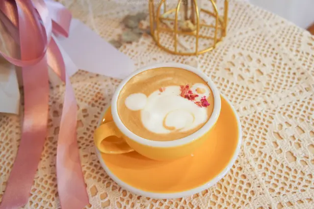 熱玫瑰鮮奶咖啡