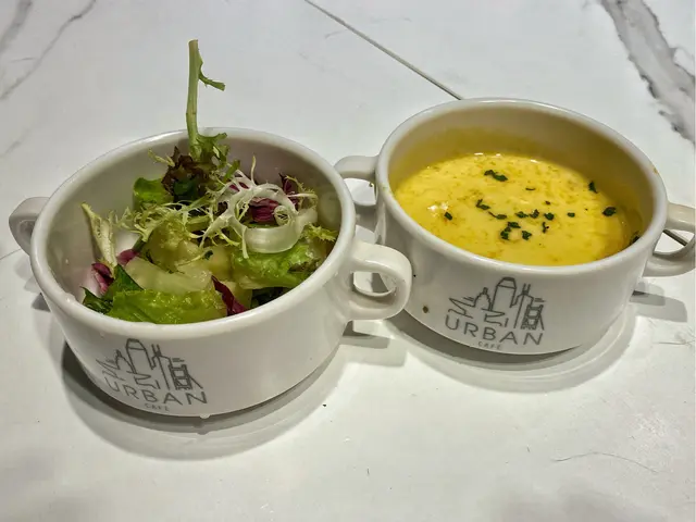 南瓜湯混了南瓜蓉，沙律很開胃！