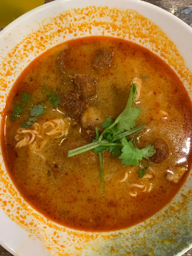 香茅豬扒泰式公仔麵（冬陰功湯底）！冬陰公湯底OK!但豬扒份量少，味精都一般