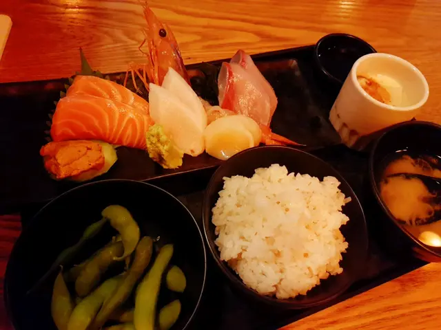 共六款刺身包括三文魚、油甘魚、帆立貝、赤海蝦、海膽，還有是日精選