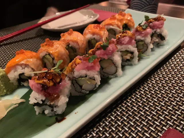 amazake house roll, 炙燒辣三文魚卷