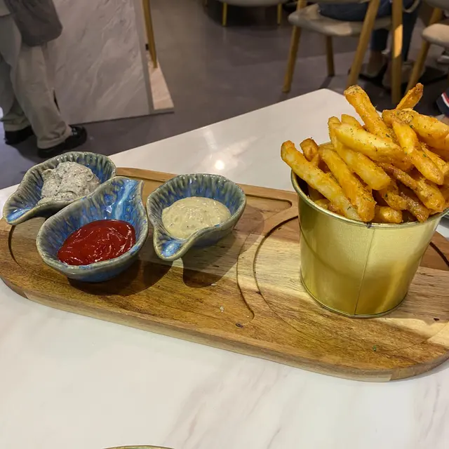 HKT三色薯條(蜜糖芥茉,茄汁,黑松露醬)